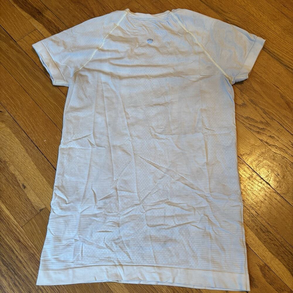 LULULEMON Women’s Active Short Sleeve Top Shirt Stain Size 4 Light Green Workout - Picture 2 of 5